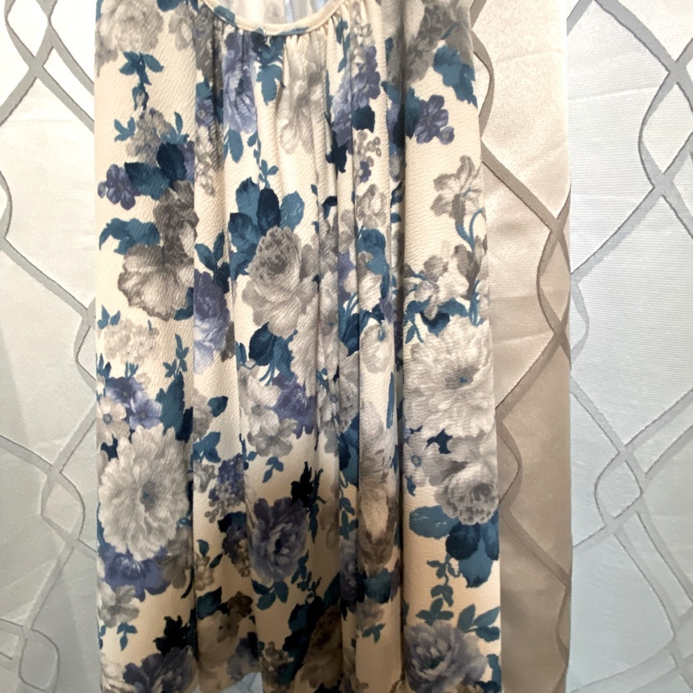 Mini flowing floral summer dress.